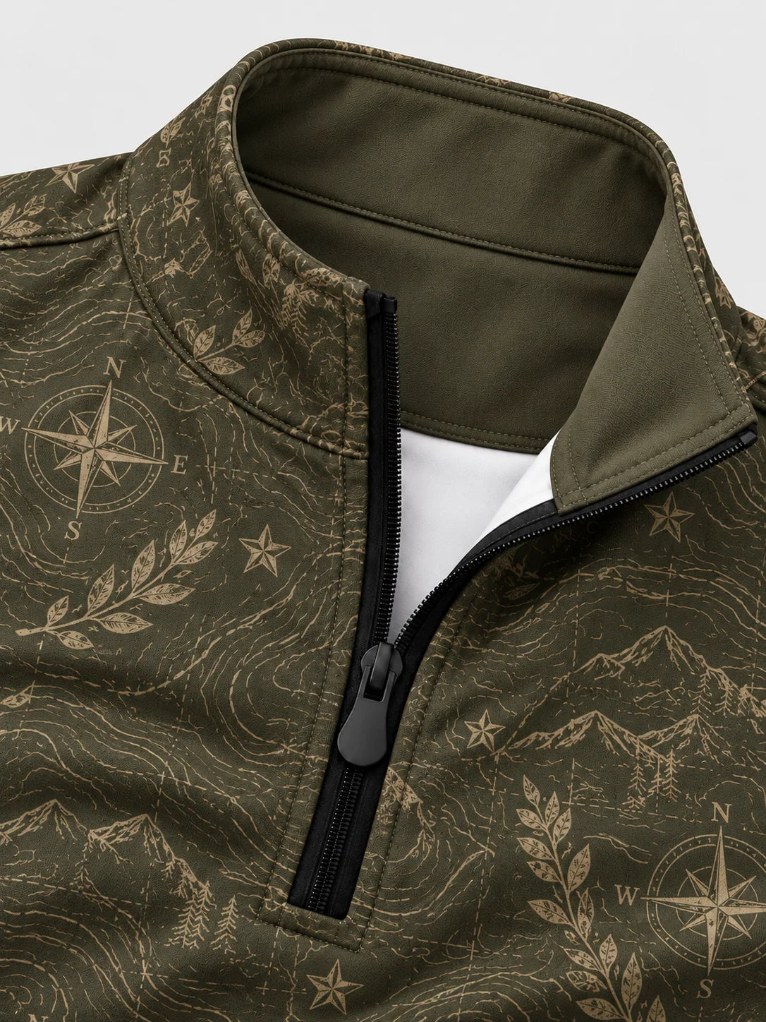 Golf-Pullover aus Funktionsmaterial in Olivgrün mit Vintage-Kompass- und Kartenmotiv sowie Viertelreißverschluss