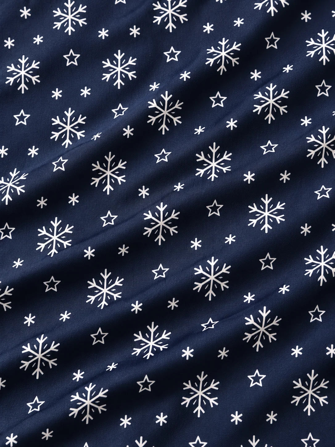Golfpullover in Marineblau mit weihnachtlichem Schneeflockenmuster und Viertelreißverschluss