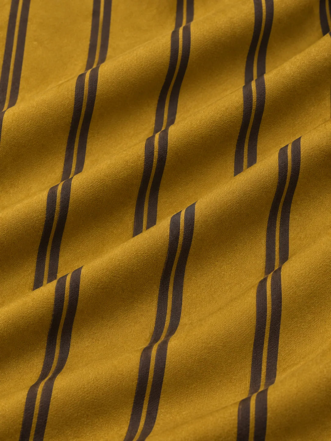 Senfgelber Golf-Pullover mit Streifenmuster und Viertelreißverschluss aus Funktionsmaterial