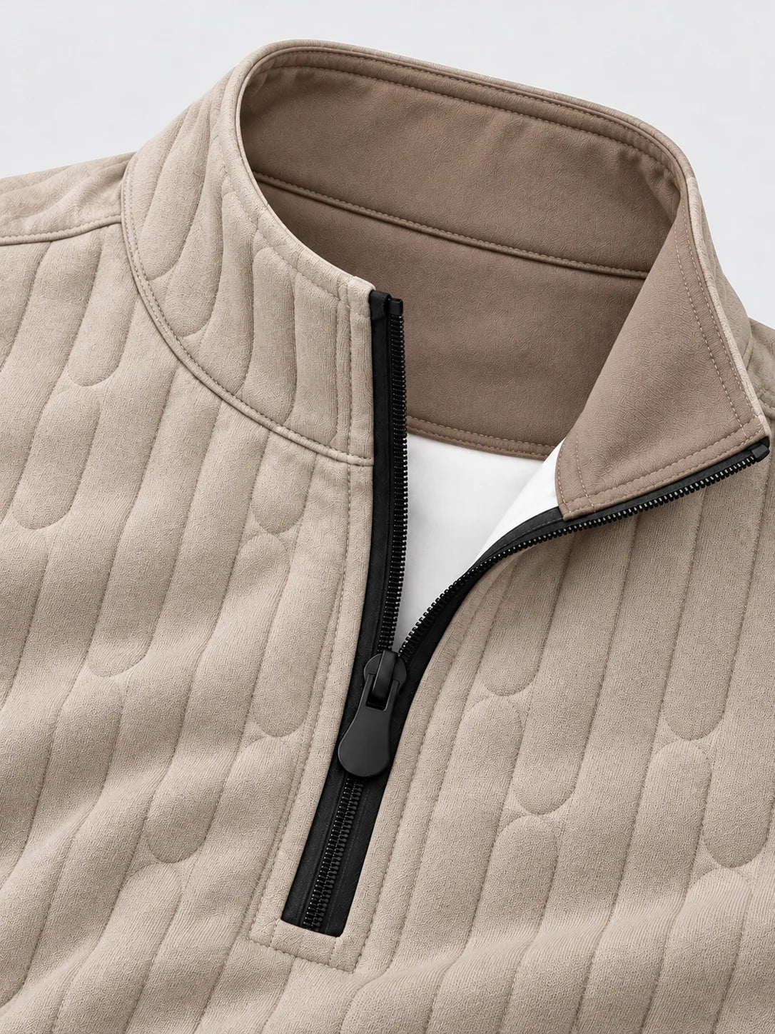 Golf-Pullover aus Funktionsmaterial in Haferbeige mit vertikalem Zopfmuster und Viertelreißverschluss