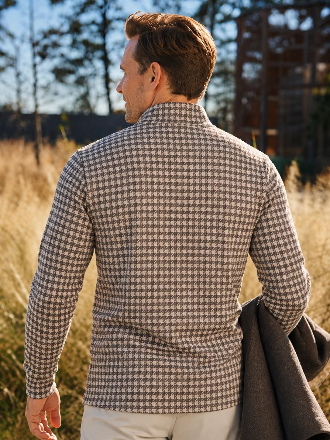Brauner Golfpullover aus Funktionsmaterial mit Hahnentrittmuster und kurzem Reißverschluss