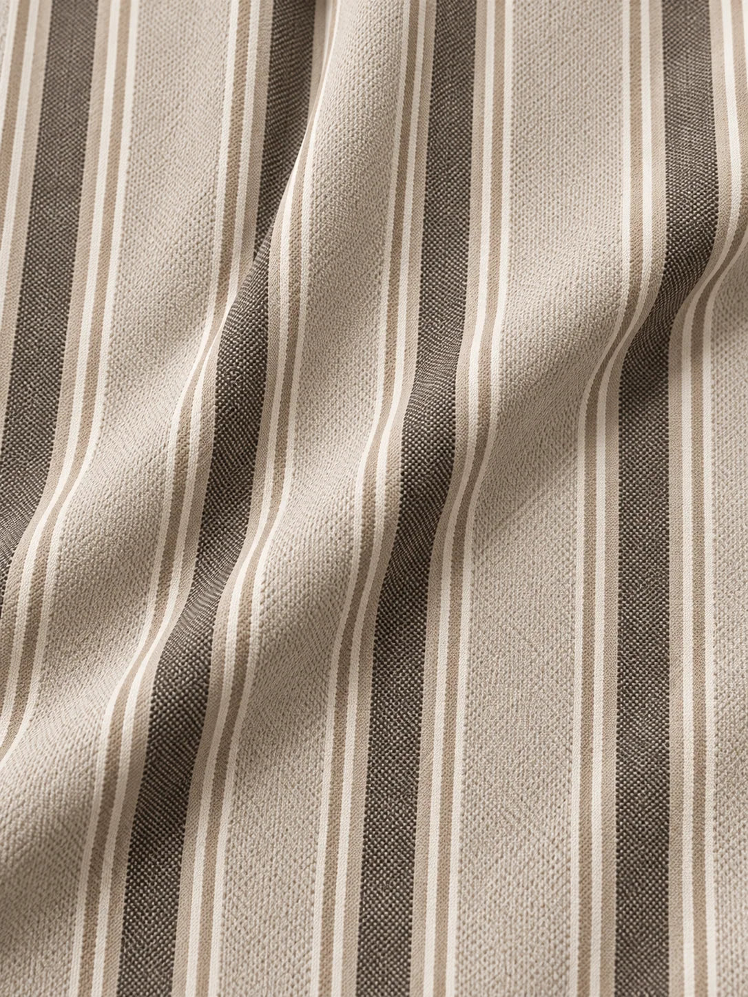 Sandfarbener Quarter-Zip-Pullover mit Streifenmuster