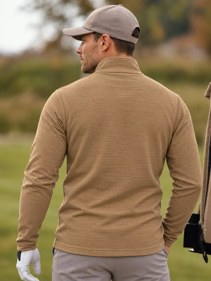Golfpullover mit horizontaler Rippstruktur in Sandbeige, Funktionsmaterial und Viertelreißverschluss