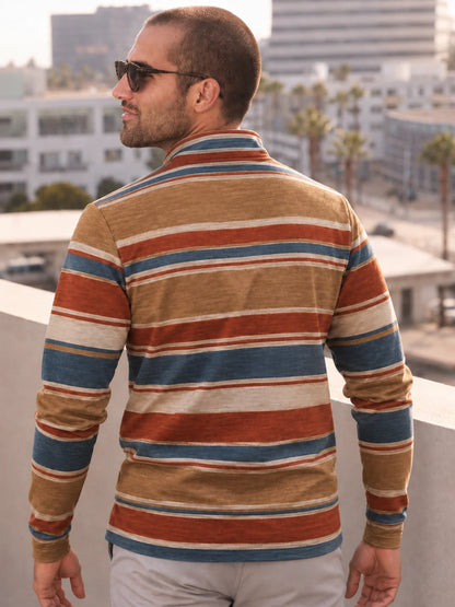 Golf-Pullover aus Funktionsmaterial in Kamelbraun mit mehrfarbigem Retro-Streifenmuster und Viertelreißverschluss