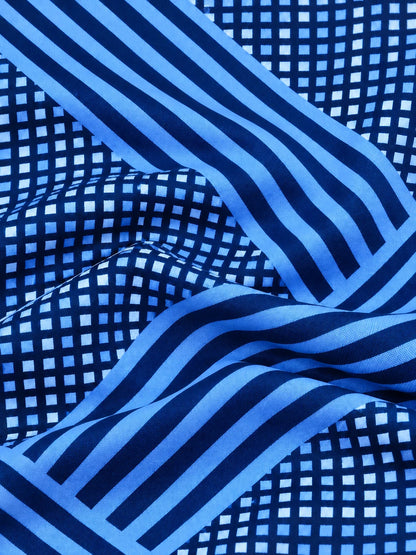 Marineblauer Golf-Pullover mit Gittermuster und diagonalen Streifen, Viertelreißverschluss und Funktionsmaterial