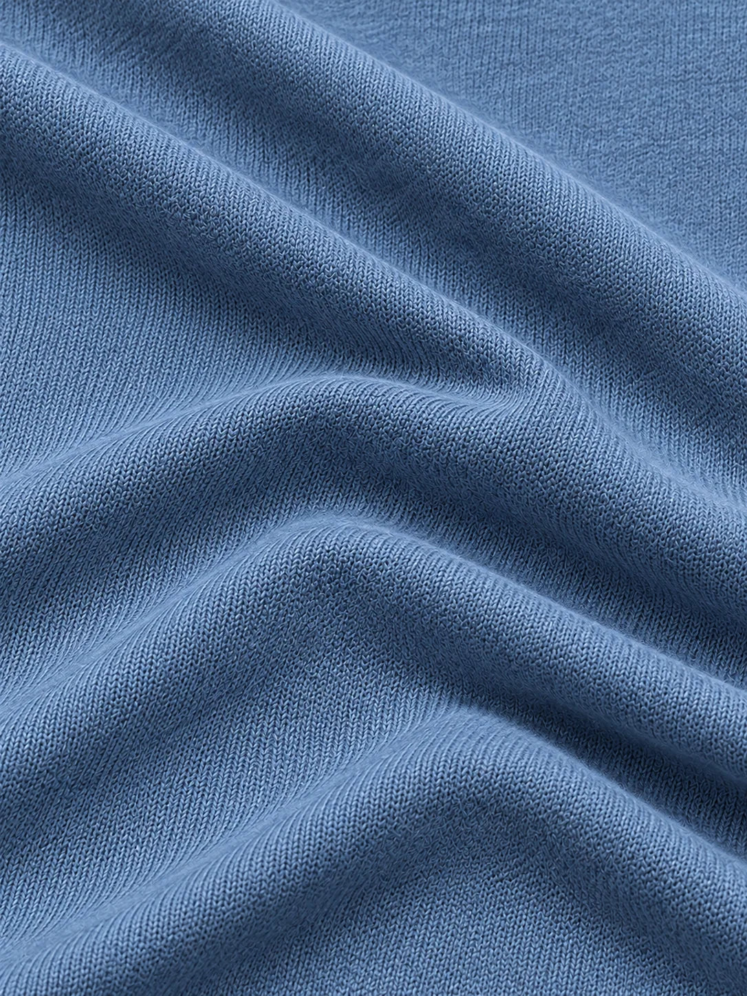 Staubblauer Golfpullover aus Funktionsmaterial mit strukturierter Oberfläche und kurzem Reißverschluss