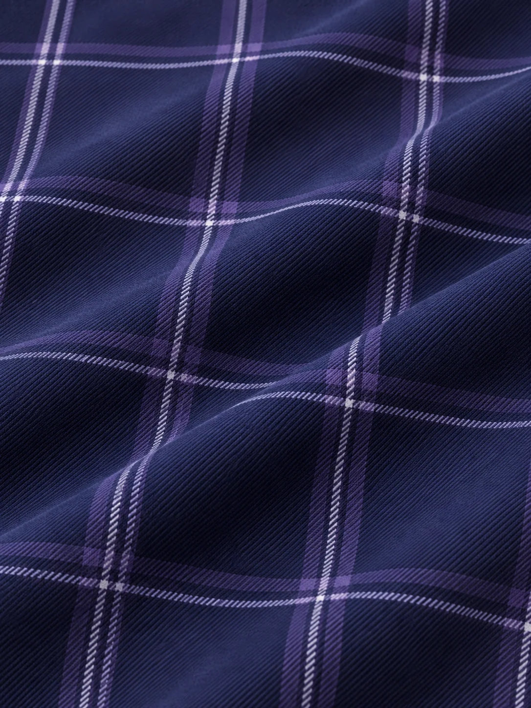 Marineblauer Golf-Pullover mit lavendelfarbenem Fensterkaro und Viertelreißverschluss aus Funktionsmaterial