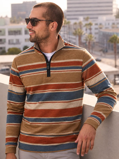 Golf-Pullover aus Funktionsmaterial in Kamelbraun mit mehrfarbigem Retro-Streifenmuster und Viertelreißverschluss