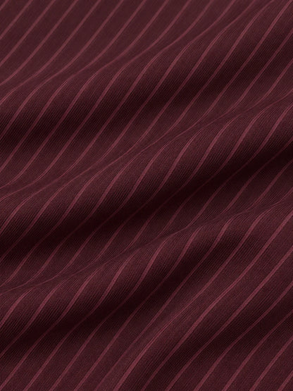 Burgunderroter Golfpullover mit diagonalem Streifenmuster, Funktionsmaterial und Viertelreißverschluss