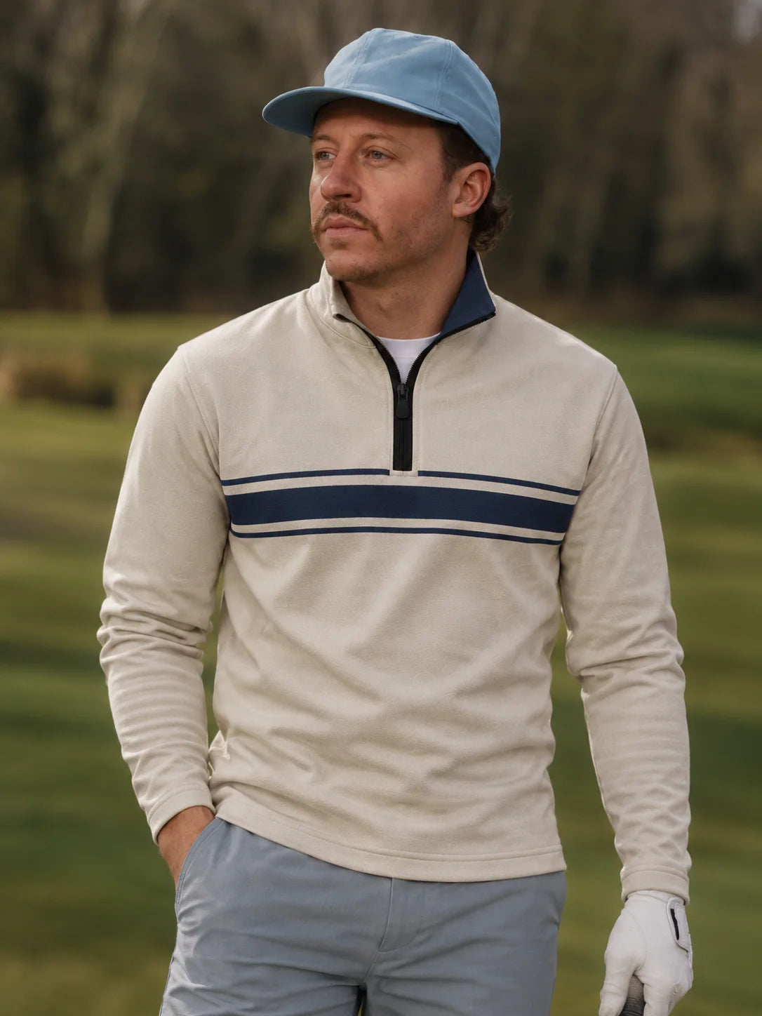 Golfpullover mit Viertelreißverschluss und marineblauem Bruststreifen auf elfenbeinfarbenem Grund, aus Funktionsmaterial