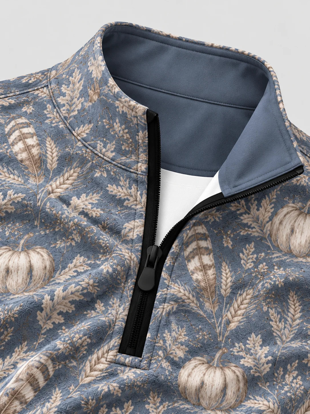 Staubblauer Golfpullover aus Funktionsmaterial mit Kürbismotiv und kurzem Reißverschluss