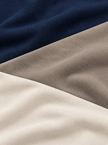 Golfpullover mit Viertelreißverschluss und Colorblock-Design in Marineblau und Taupe, aus Funktionsmaterial