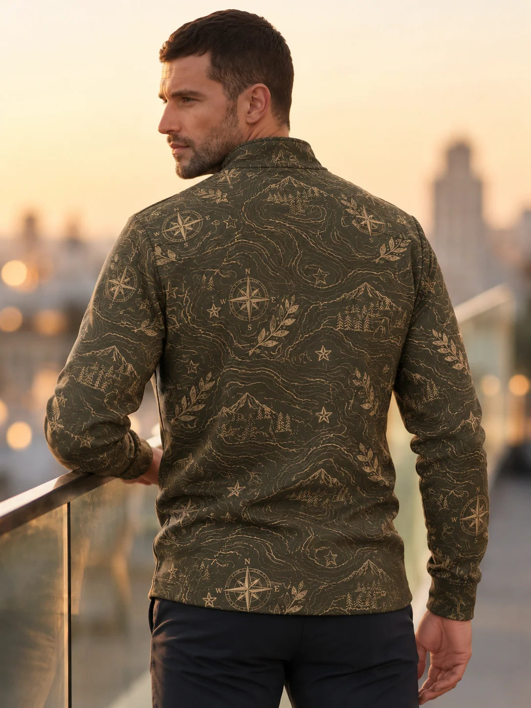 Golf-Pullover aus Funktionsmaterial in Olivgrün mit Vintage-Kompass- und Kartenmotiv sowie Viertelreißverschluss