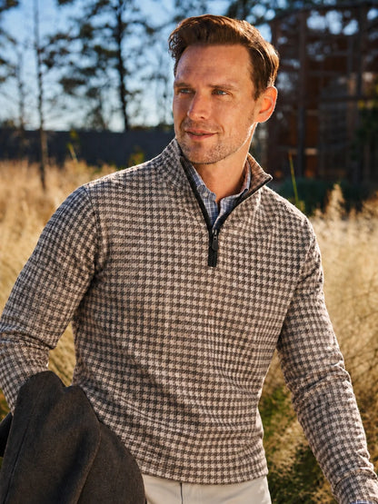 Brauner Golfpullover aus Funktionsmaterial mit Hahnentrittmuster und kurzem Reißverschluss