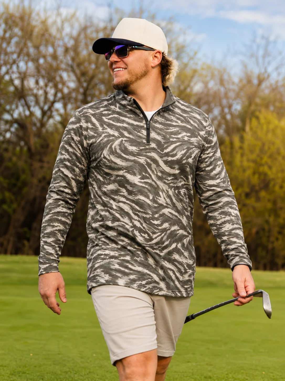 Salbeigrüner Performance-Pullover mit Marmormuster und kurzem Reißverschluss