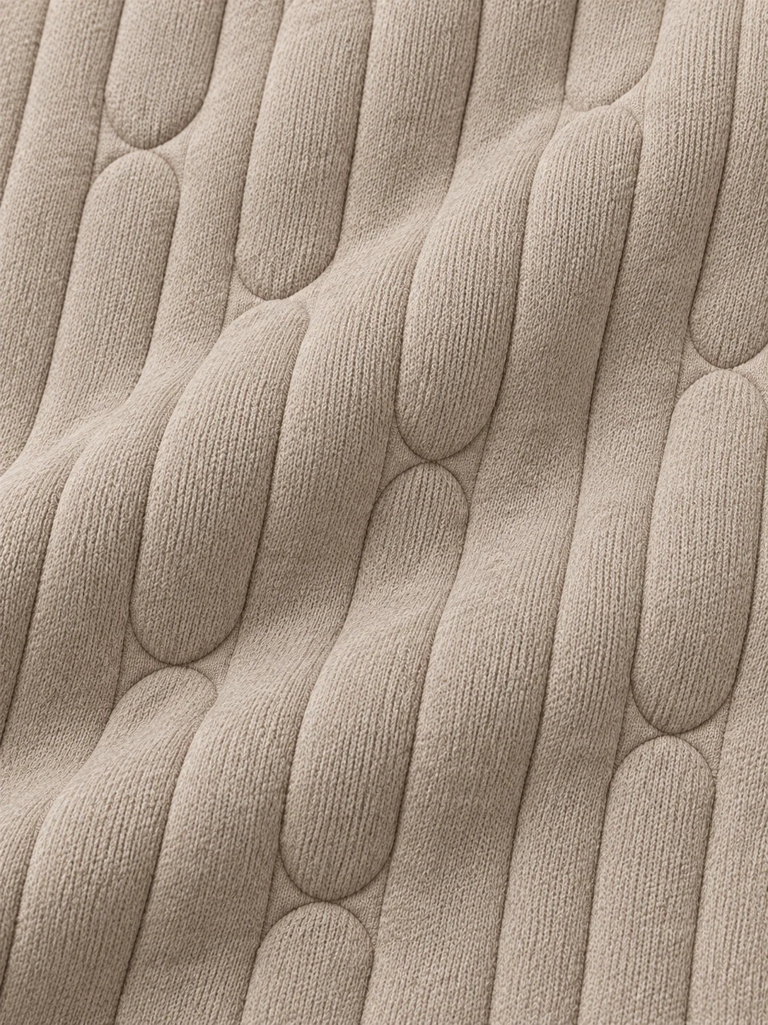 Golf-Pullover aus Funktionsmaterial in Haferbeige mit vertikalem Zopfmuster und Viertelreißverschluss