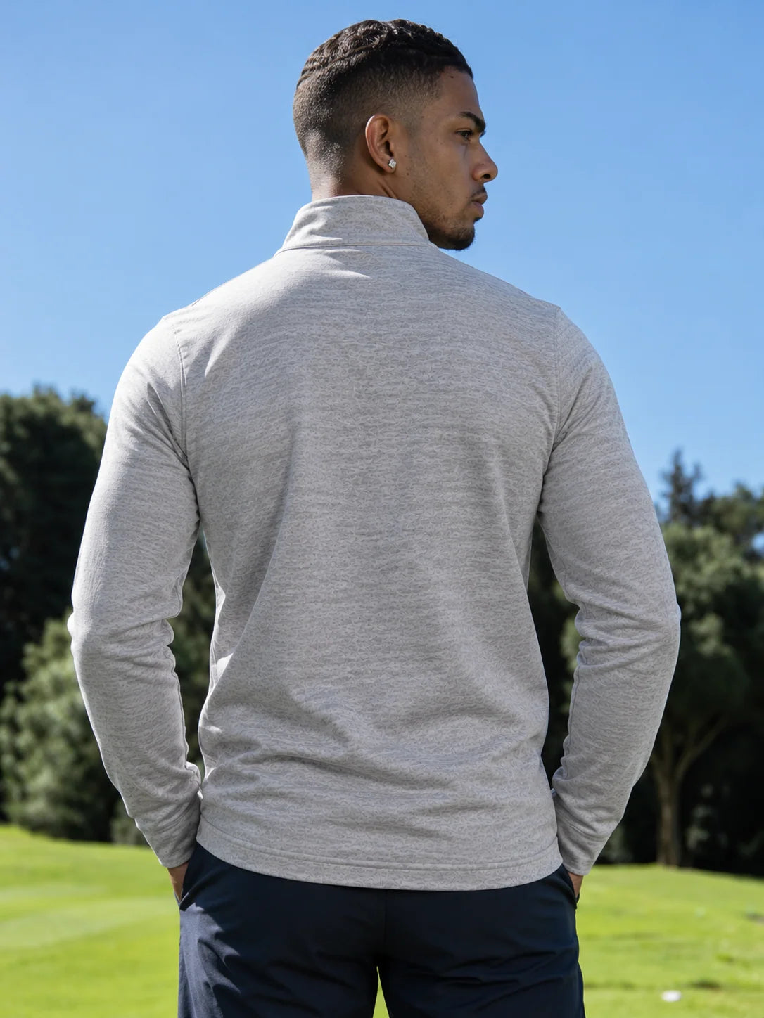 Hellgrauer Golfpullover aus Funktionsmaterial mit strukturierter Oberfläche und kurzem Reißverschluss
