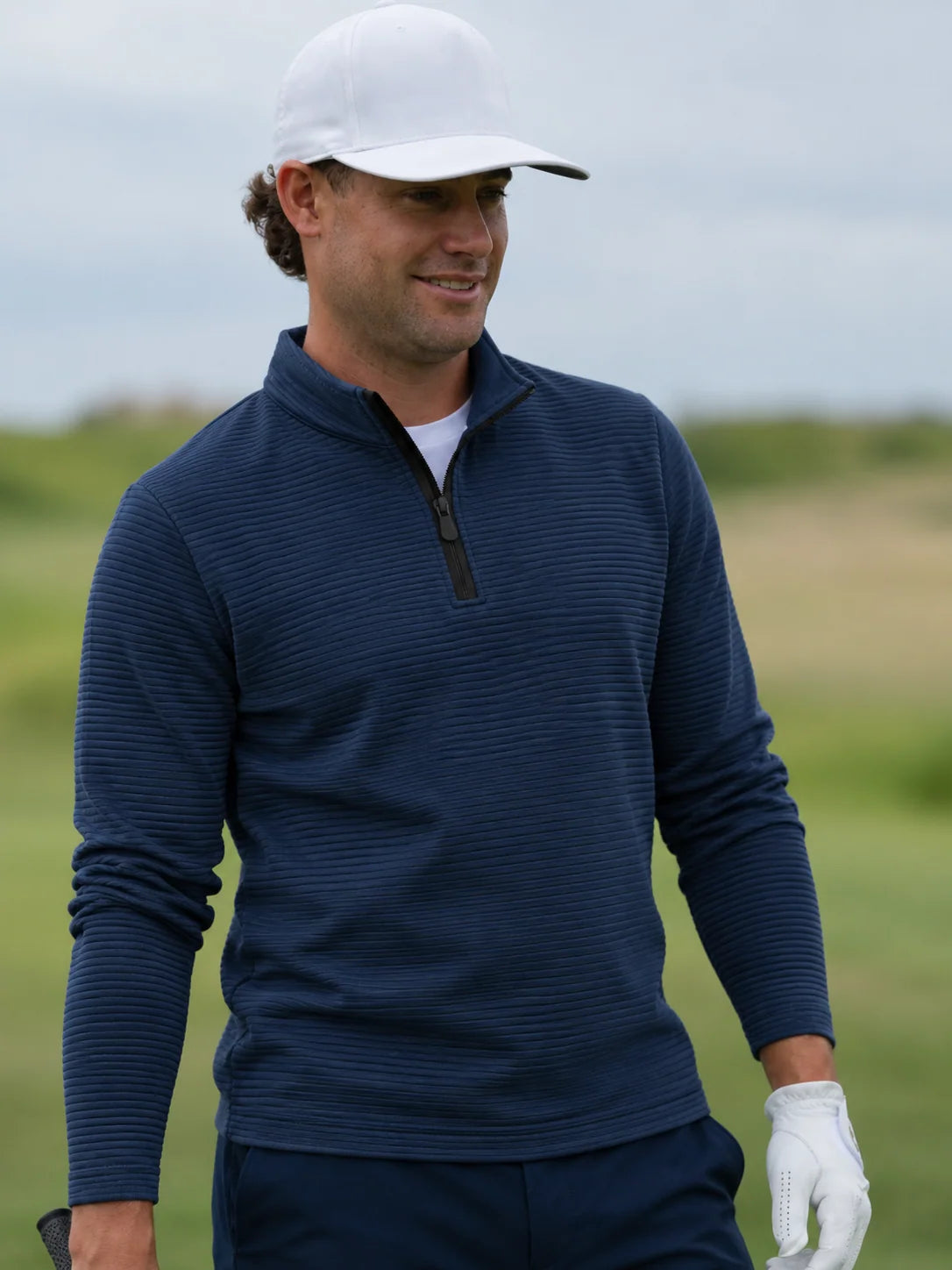 Golf-Pullover aus Funktionsmaterial in tiefem Marineblau mit gerippter Struktur und Viertelreißverschluss