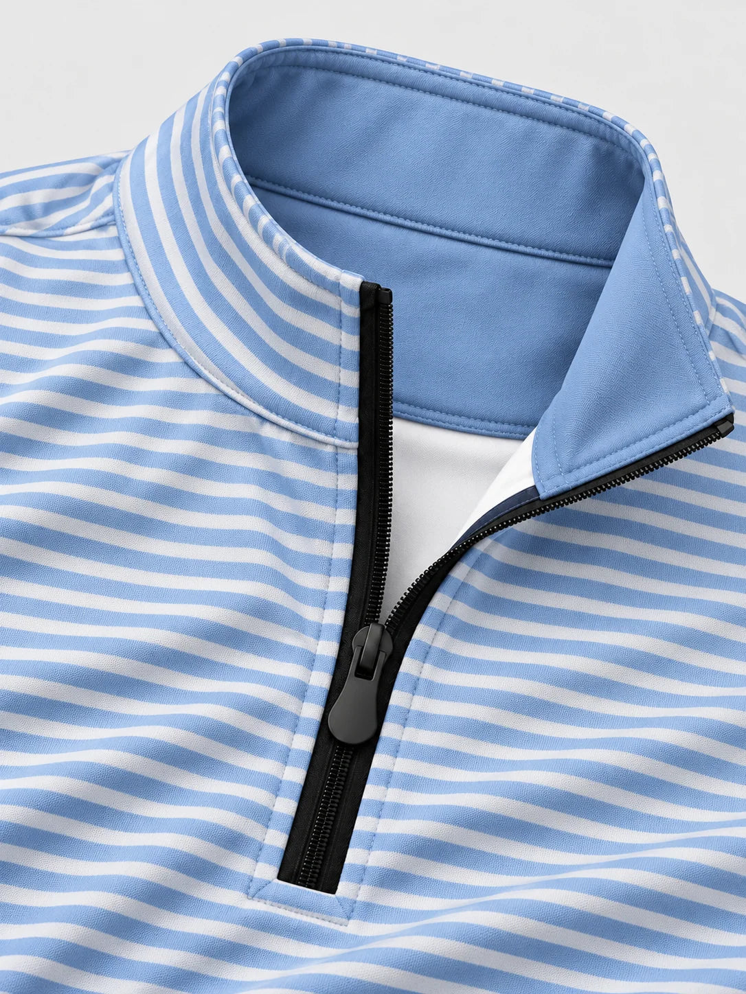 Hellblauer Golfpullover mit horizontalem Streifenmuster, Funktionsmaterial und Viertelreißverschluss