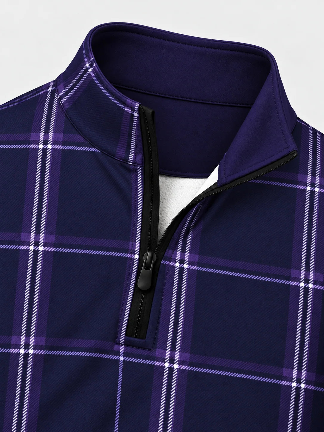 Marineblauer Golf-Pullover mit lavendelfarbenem Fensterkaro und Viertelreißverschluss aus Funktionsmaterial