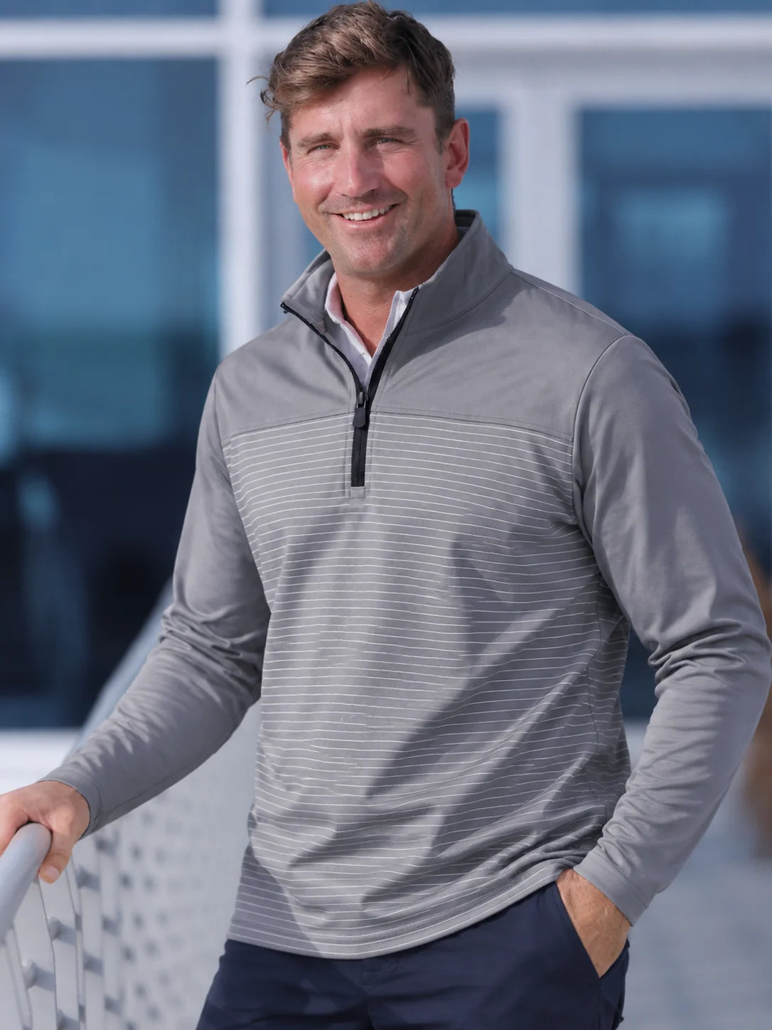 Grauer Golf-Pullover mit feinem Streifenmuster und kurzem Reißverschluss