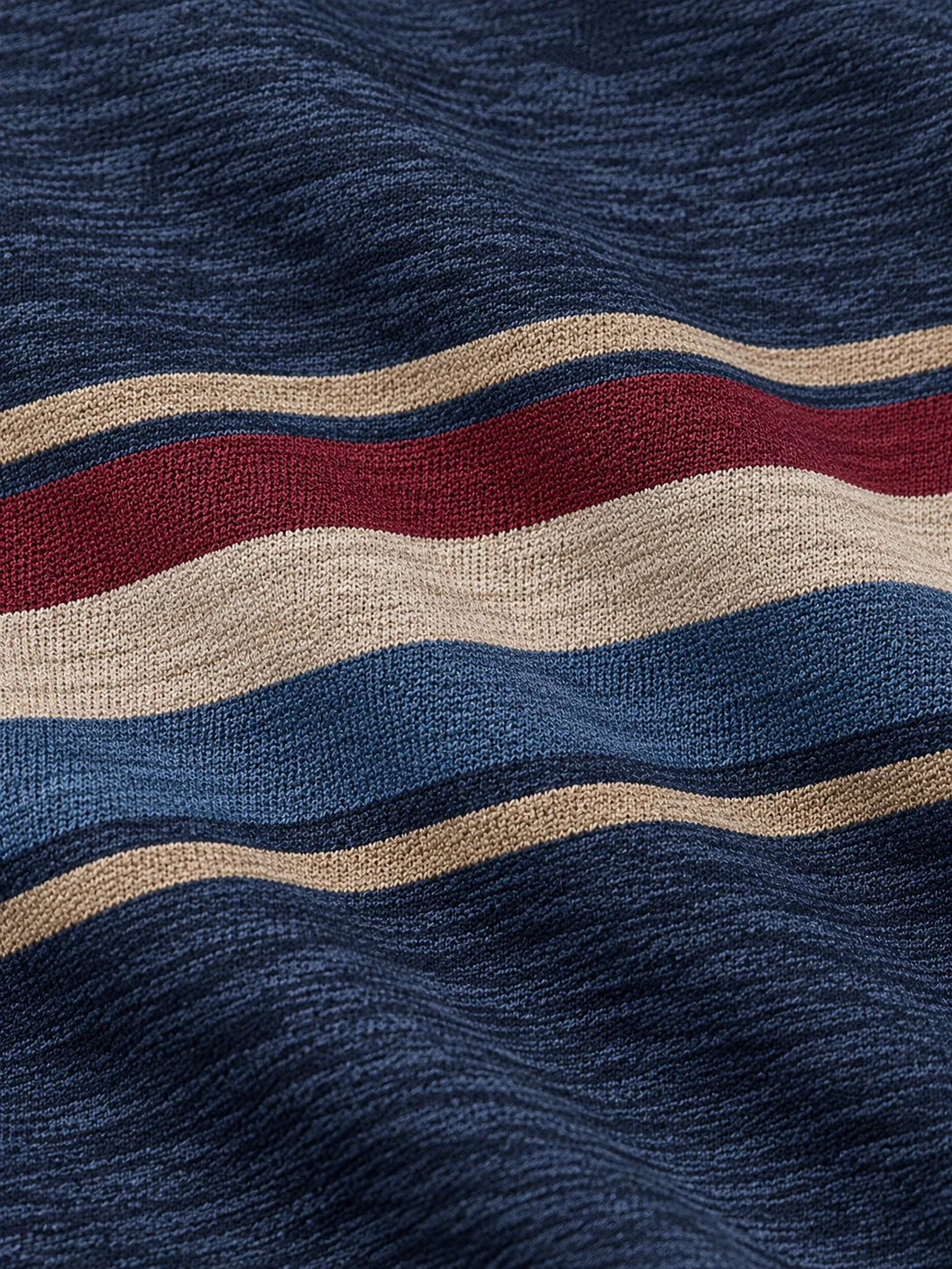 Golf-Pullover aus Funktionsmaterial in meliertem Marineblau mit retro-inspiriertem Bruststreifen und Viertelreißverschluss