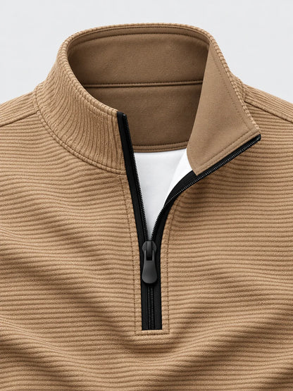 Golfpullover mit horizontaler Rippstruktur in Sandbeige, Funktionsmaterial und Viertelreißverschluss
