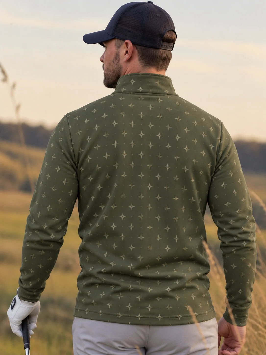 Golfpullover mit Sternenmuster in Olivgrün, Funktionsmaterial und Viertelreißverschluss