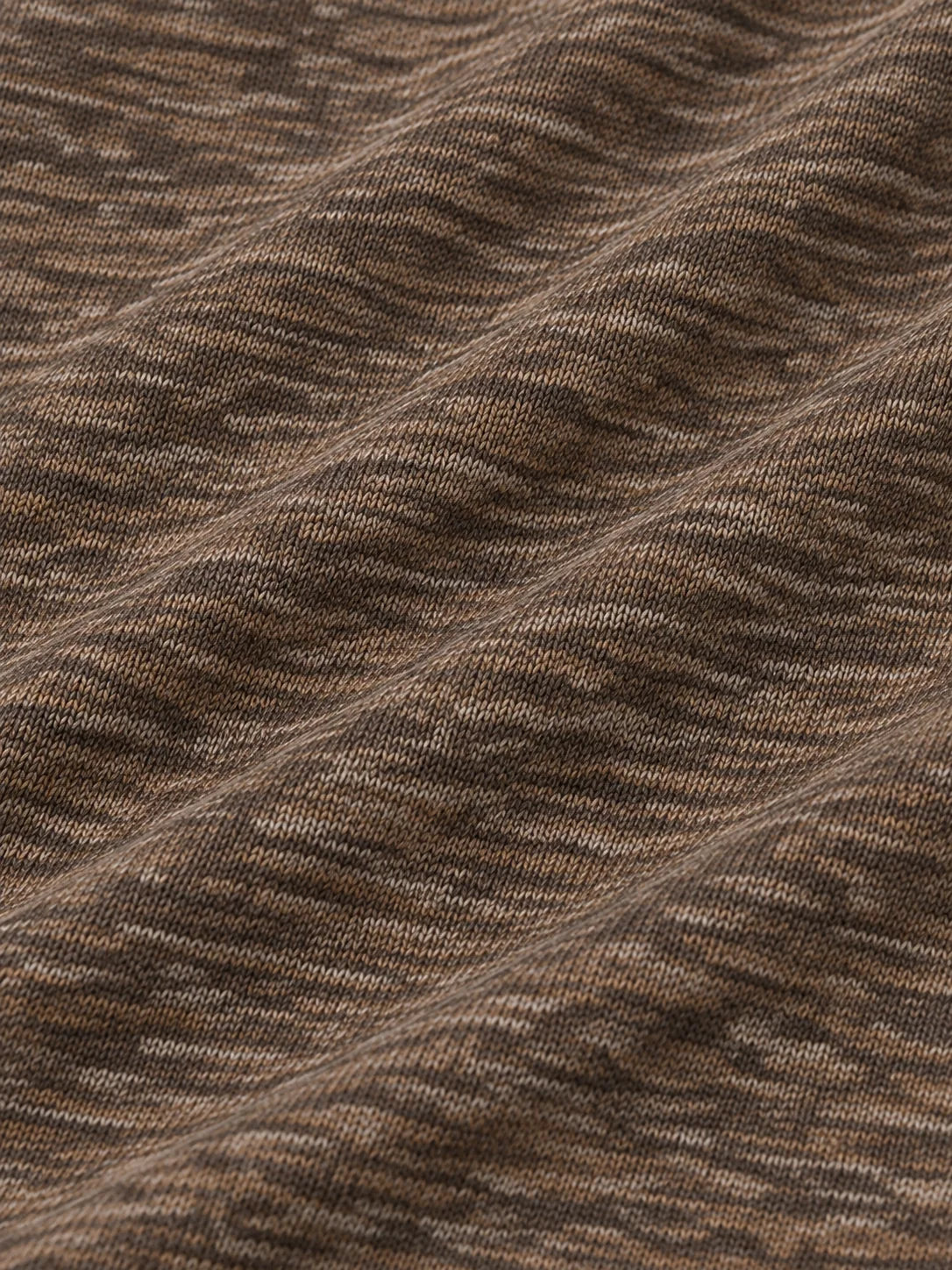 Walnussbrauner Golf-Pullover aus Slub-Funktionsstrick mit Viertelreißverschluss