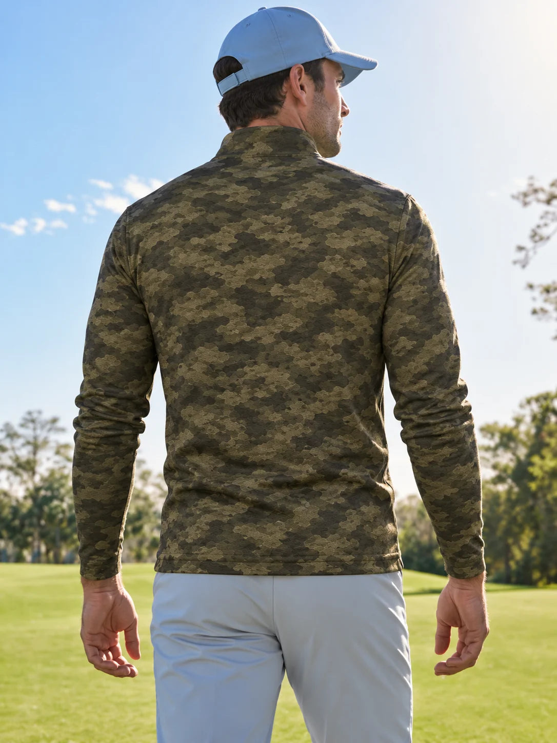 Olivgrüner Golfpullover mit Camouflage-Muster, Funktionsmaterial und Viertelreißverschluss