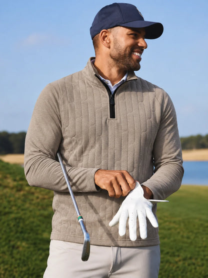 Golf-Pullover aus Funktionsmaterial in Haferbeige mit vertikalem Zopfmuster und Viertelreißverschluss