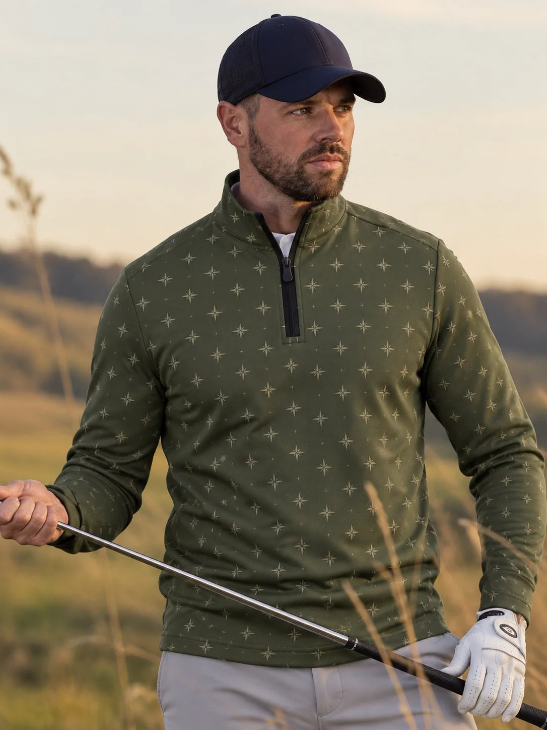 Golfpullover mit Sternenmuster in Olivgrün, Funktionsmaterial und Viertelreißverschluss