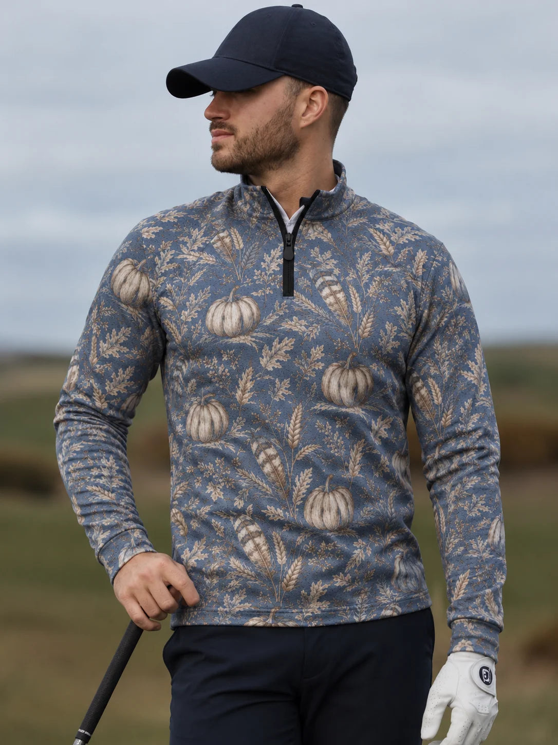 Staubblauer Golfpullover aus Funktionsmaterial mit Kürbismotiv und kurzem Reißverschluss