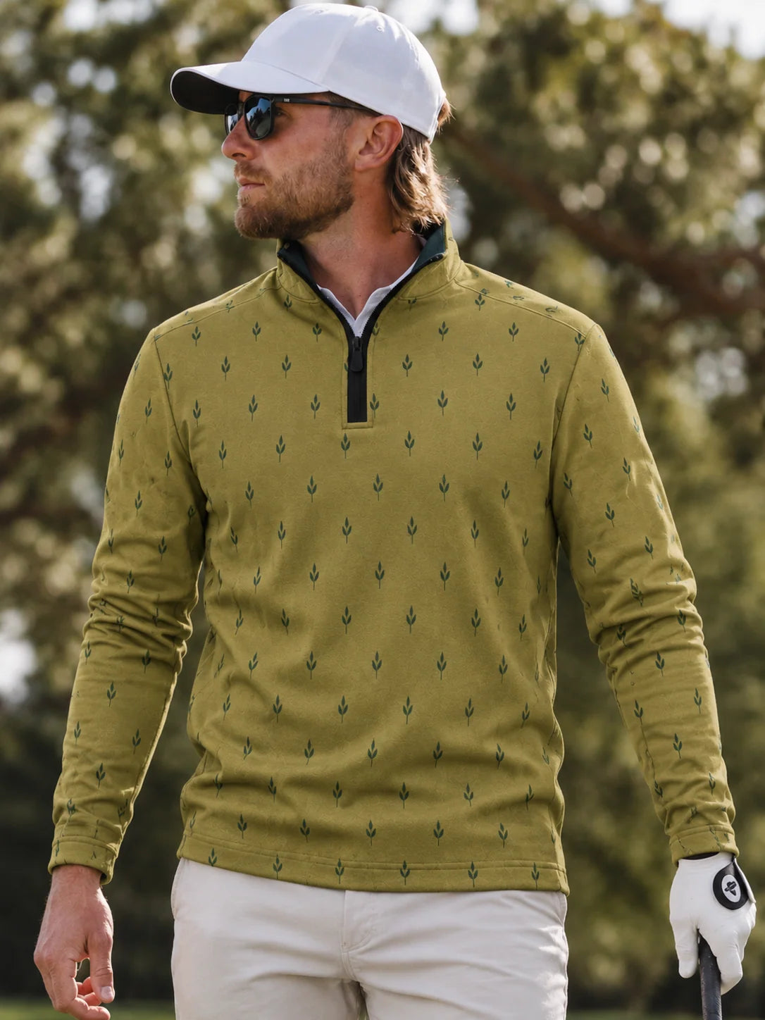 Performance-Golfpullover in Olivgrün mit goldenem Blätterrankenmuster und Viertelreißverschluss