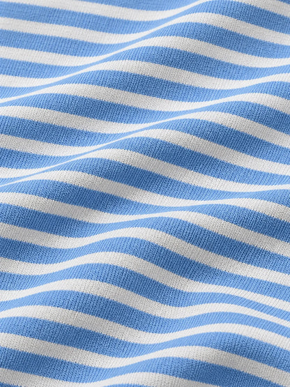 Hellblauer Golfpullover mit horizontalem Streifenmuster, Funktionsmaterial und Viertelreißverschluss