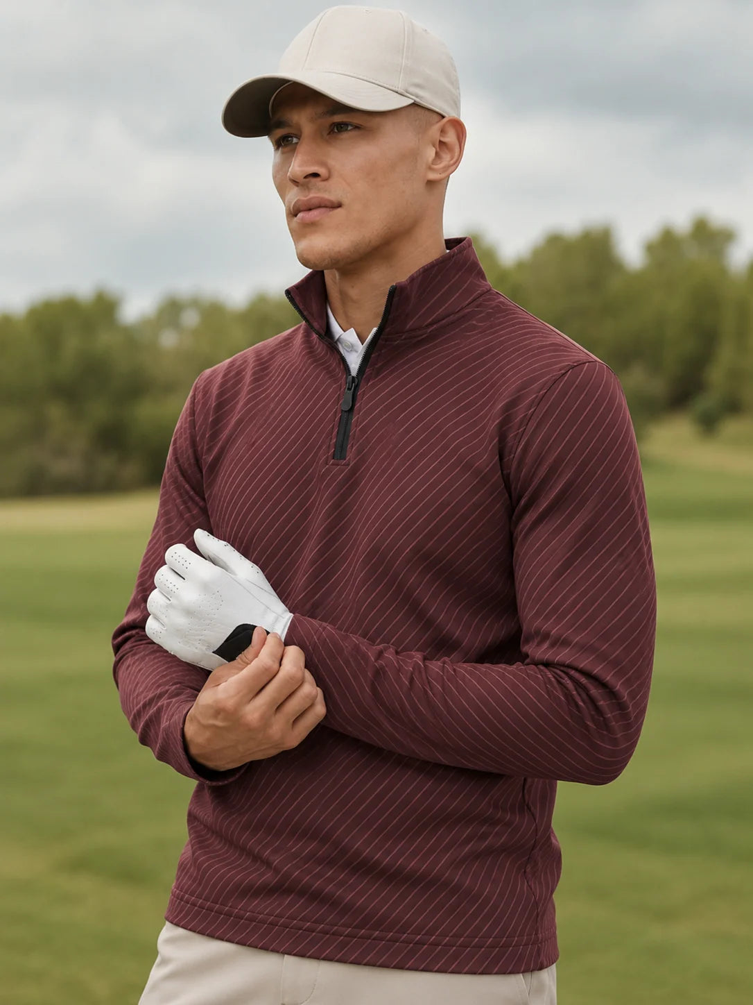 Burgunderroter Golfpullover mit diagonalem Streifenmuster, Funktionsmaterial und Viertelreißverschluss