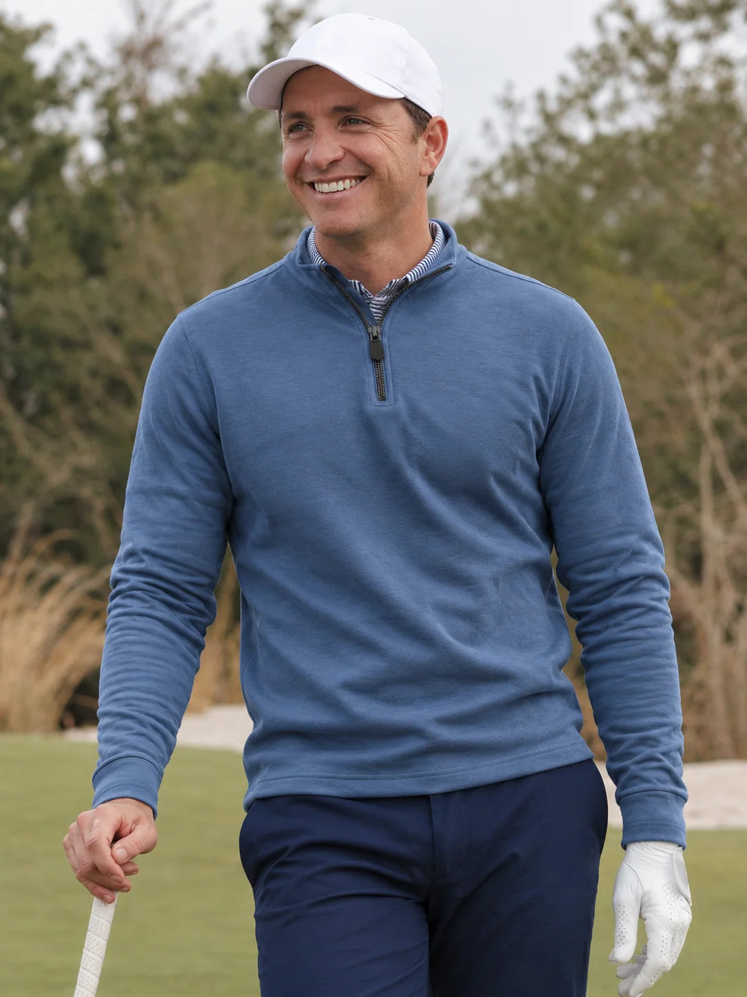 Staubblauer Golfpullover aus Funktionsmaterial mit strukturierter Oberfläche und kurzem Reißverschluss