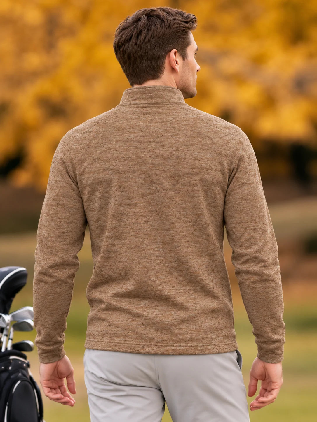 Camelbrauner Golf-Pullover aus strukturiertem Melange-Strick mit Viertelreißverschluss