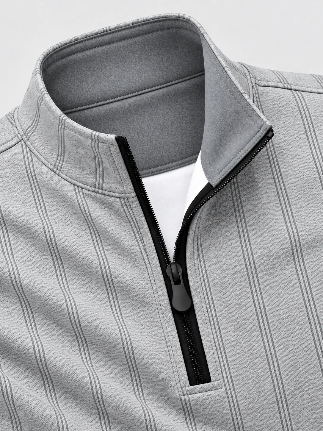 Silbergrauer Golfpullover mit feinem Nadelstreifenmuster, Funktionsmaterial und Viertelreißverschluss