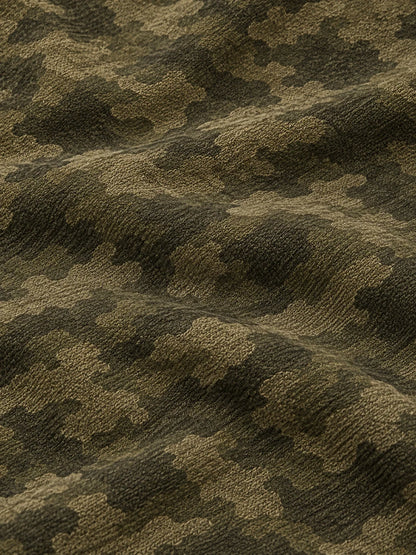 Olivgrüner Golfpullover mit Camouflage-Muster, Funktionsmaterial und Viertelreißverschluss