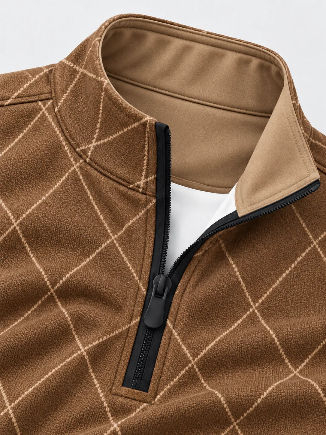 Golfpullover mit Argyle-Rautenmuster in Kamelbraun, Funktionsmaterial und Viertelreißverschluss