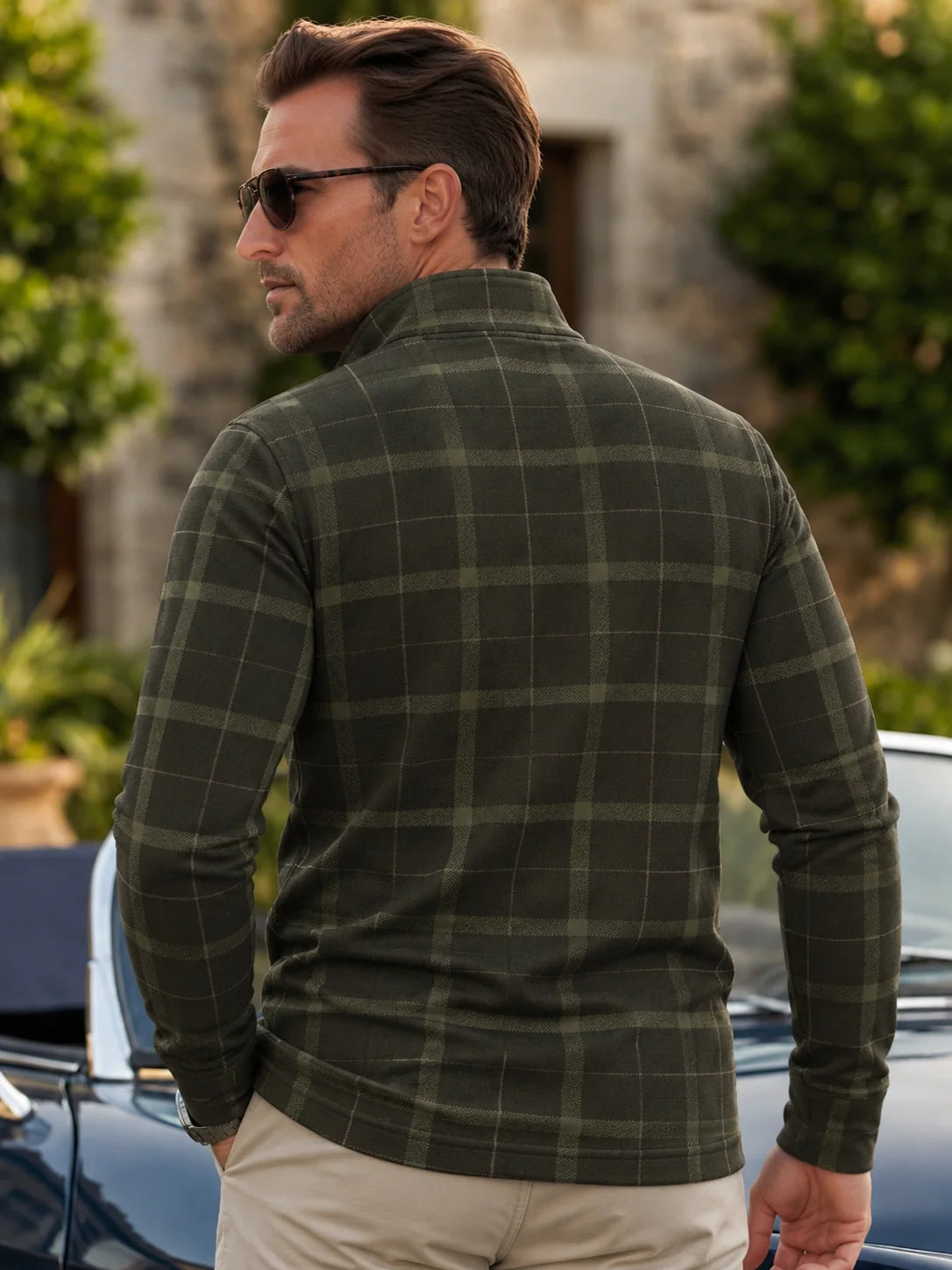 Golf-Pullover aus Funktionsmaterial in dunklem Olivgrün mit klassischem Heritage-Karomuster und Viertelreißverschluss