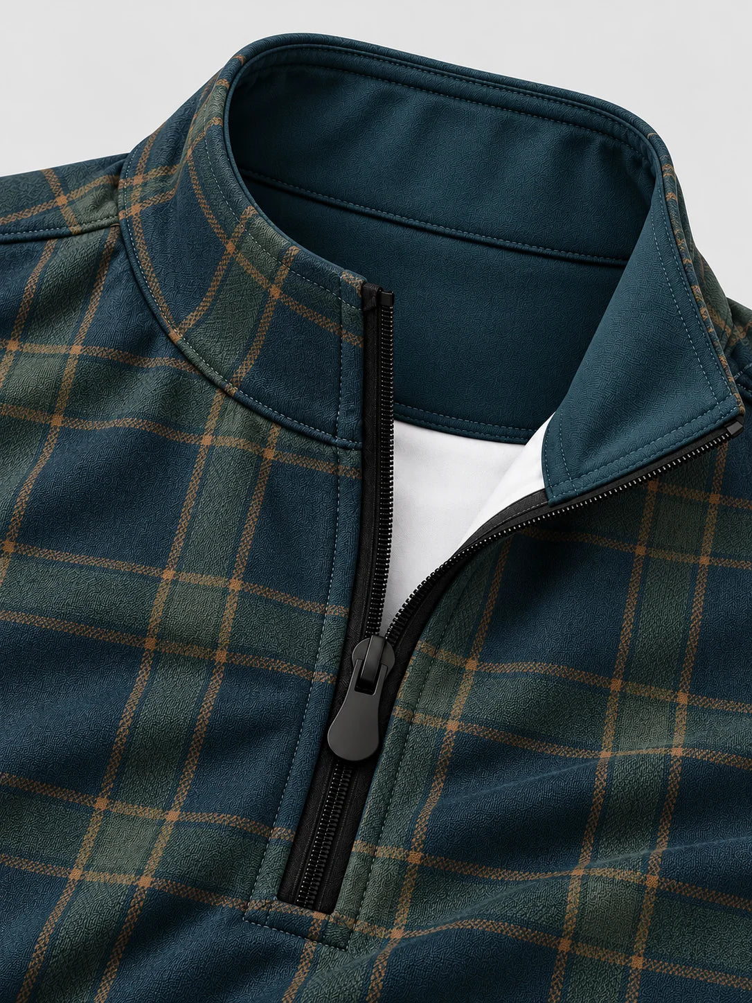Golf-Pullover aus Funktionsmaterial in tiefem Blaugrün mit klassischem Heritage-Karomuster und Viertelreißverschluss
